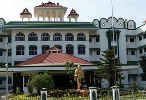 மணல் கடத்தலைத் தடுக்கப் பிறப்பிக்கும் உத்தரவுகளை அதிகாரிகள் மதிப்பதில்லை: உயர் நீதிமன்றம் அதிருப்தி