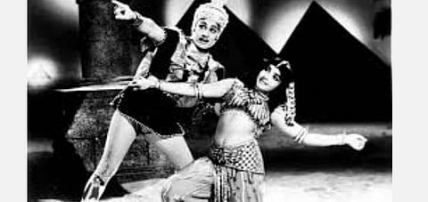 சுடப்பட்ட எம்ஜிஆரின் குரல் மாறி வந்த முதல் படம் ‘காவல்காரன்’; அழுது அழுது, திரும்பத் திரும்ப பார்த்த எம்ஜிஆர் ரசிகர்கள் - ‘காவல்காரன்’ வெளியாகி 53 ஆண்டுகள்