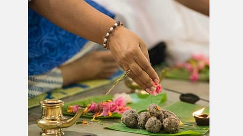 மகாளயபட்சம்... புதன்கிழமை... முன்னோர் படங்களுக்கு துளசி ; தடைபட்ட சுபநிகழ்வுகள் நடந்தேறும்!