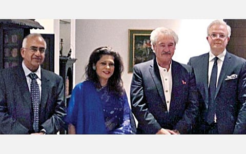 லக்ஸம்பர்க் கவுரவ தூதராக நியமிக்கப்பட்டுள்ள சேதுராமன் மகாலிங்கத்துடன் (இடது), அந்நாட்டின் வெளிநாடு மற்றும் ஐரோப்பிய விவகாரங்கள் துறை அமைச்சர் ஜியான் அஸல்பார்ன், தலைமை தூதர் ஜியான் க்ளாட் குஜனர்.