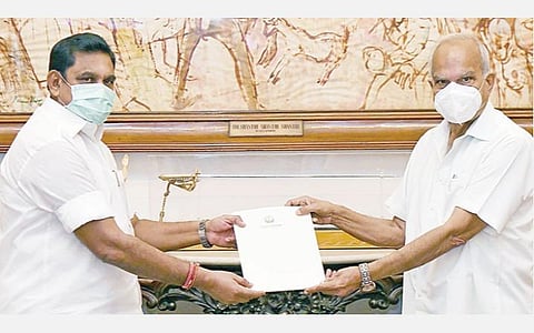 தமிழகத்தில் கரோனா வைரஸ் பரவாமல் தடுக்க பல்வேறு துறைகளின் மூலம் மேற்கொள்ளப்பட்டு வரும் நடவடிக்கைகள் குறித்த அறிக்கையை ஆளுநர் பன்வாரிலால் புரோஹித்திடம் முதல்வர் பழனிசாமி நேற்று வழங்கினார்.