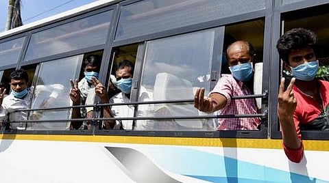 ரயில், பேருந்து போக்குவரத்து தொடங்கியுள்ளதால் வியாபாரிகள் வருகையால் களைகட்டுகிறது ஈரோடு ஜவுளிச்சந்தை