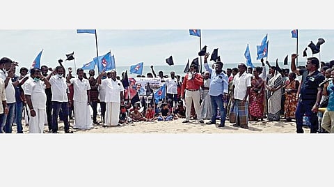 தேசிய மீன்வளக் கொள்கையை கண்டித்து பெருந்துறவு கடற்கரையில், மீனவர்கள் கடலில் இறங்கி ஆர்ப்பாட்டம் செய்தனர்.