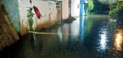 விண்ணமங்கலம் பகுதியில் வீடுகளுக்குள் புகுந்த மழைநீர்.