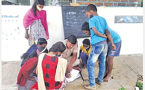 பெங்களூருவில் சாலையோரத்தில் மாணவர்களுக்கு பாடம் சொல்லித்தரும் சப் - இன்ஸ்பெக்டர் சாந்தப்பா.