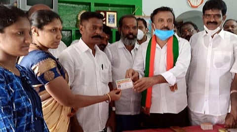 பிரதமர் பாராட்டிய மதுரை சலூன் கடைக்காரர் பாஜகவில் இணைந்தார்