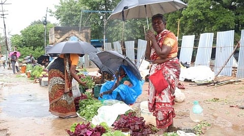 குமரியில் மீண்டும் சூறைக்காற்றுடன் கொட்டித் தீர்த்த கனமழை: பொதுமக்களின் இயல்பு வாழ்க்கை பாதிப்பு