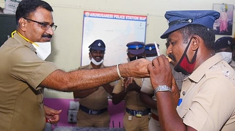 ஆறுமுகநேரி காவல் நிலைய முதல் நிலைக்காவலர் முகமது யூசுப் கானின் பிறந்த நாளை முன்னிட்டு அவருக்கு கேக் ஊட்டிவிட்டு எஸ்பி எஸ்.ஜெயக்குமார் வாழ்த்து தெரிவித்தார்