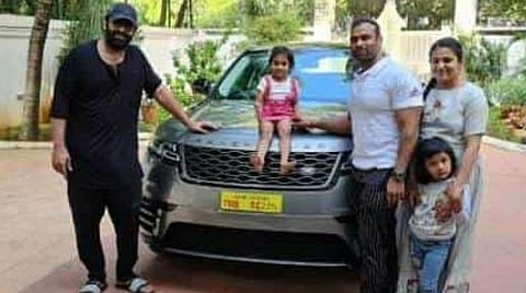 உடற்பயிற்சி நிபுணருக்கு விலை உயர்ந்த காரைப் பரிசளித்த பிரபாஸ்