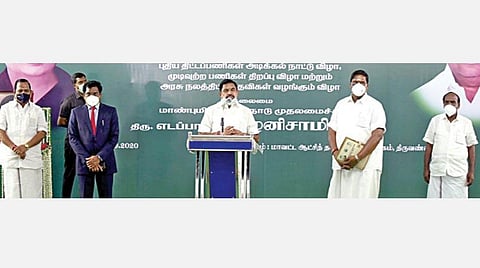 திருவண்ணாமலையில் கரோனா தடுப்புப் பணிகள் மற்றும் வளர்ச்சி திட்டப் பணிகள் குறித்து நேற்று ஆய்வு மேற்கொண்ட முதல்வர் பழனிசாமி, பின்னர் செய்தியாளர்களை சந்தித்துப் பேசினார். அருகில் மாவட்ட ஆட்சியர் கந்தசாமி, எம்எல்ஏக்கள் தூசி கே.மோகன், பன்னீர்செல்வம், மாவட்ட ஆவின் தலைவர் அக்ரி எஸ்.எஸ்.கிருஷ்ணமூர்த்தி உள்ளிட்டோர். படம்: விஎம்.மணிநாதன்