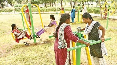 பூங்காக்கள், விளையாட்டு மைதானங்களில் உடற்பயிற்சி மேற்கொள்வதற்கான வழிகாட்டு நெறிமுறைகள் வெளியீடு: நிறுவனங்கள், தொழி்ற்சாலைகள், கடைகளுக்கு புதிய தளர்வுகள் அறிவிப்பு