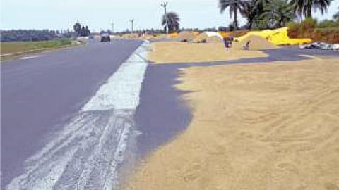 மழையில் நனைந்து நூற்றுக்கணக்கான நெற்குவியல் சேதம்