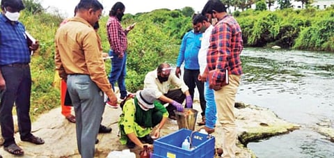 தென்பெண்ணை ஆற்று நீரில் ரசாயனம் கலந்து வருவதாக வந்த புகாரைத் தொடர்ந்து நேற்று ஆய்வு மேற்கொண்ட தமிழக, கர்நாடக மாநில மாசுக்கட்டுப்பாட்டு வாரிய அலுவலர்கள்.