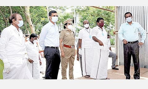 முதல்வரின் காஞ்சிபுரம் வருகையையொட்டி முன்னேற்பாடு பணிகளை ஆய்வு செய்கிறார் ஊரக தொழில் துறை அமைச்சர் பெஞ்சமின். உடன் காஞ்சிபுரம் ஆட்சியர் பொன்னையா, செங்கல்பட்டு ஆட்சியர் ஜான்லூயிஸ்.