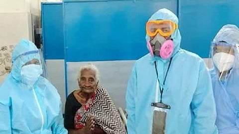 மருத்துவர்களுடன் கரோனாவிலிருந்து மீண்ட மூதாட்டி இசக்கியம்மாள் (100)