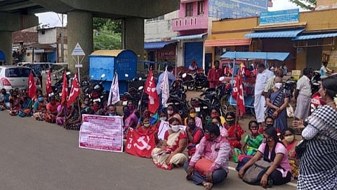 அத்துமீறி செயல்படும் மைக்ரோ பைனான்ஸ் நிறுவனங்கள் மீது நடவடிக்கை எடுக்கக் கோரி மாதர் சங்கம் போராட்டம்