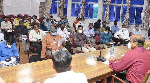 வேலூர் மாவட்ட ஆட்சியர் சண்முகசுந்தரம் தலைமையில் நடைபெற்ற ஆய்வுக் கூட்டத்தில் பங்கேற்ற அதிகாரிகள்.