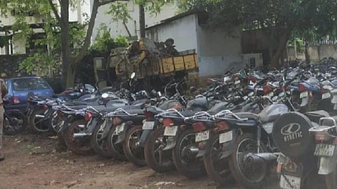 மார்த்தாண்டம் காவல் நிலையத்தில் இருசக்கர வாகன முறைகேடு சம்பவத்தில் இன்ஸ்பெக்டர் உட்பட 5 போலீஸார் வெளிமாவட்டங்களுக்கு மாற்றம்