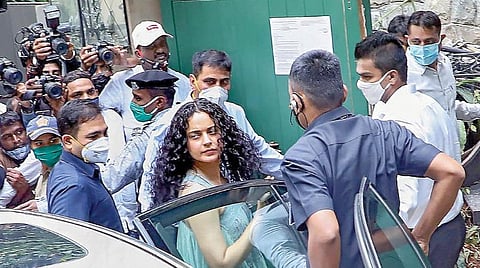 மகாராஷ்டிர அரசு, சிவசேனா கட்சி, பாலிவுட்டில் புழங்கும் போதைப் பொருள் பற்றி பாலிவுட் நடிகை கங்கனா ரனாவத் பகிரங்கமாக பேட்டி அளித்தார். இந்தச் சர்ச்சைக்குப் பிறகு மும்பையின் பாலி ஹில் பகுதியில் உள்ள அவரது அலுவலகத்தில் சட்டவிரோதமாக கட்டுமானங்கள் உள்ளதாகக் கூறி மாநகராட்சி அதிகாரிகள் நேற்றுமுன்தினம் திடீரென இடித்தனர். இமாச்சலில் உள்ள மணாலியில் இருந்து மும்பை திரும்பிய கங்கனா, தனது அலுவலகத்துக்கு நேற்று வந்து பார்வையிட்டார். படம்: பிடிஐ