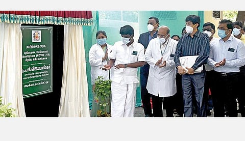 சென்னை ஸ்டான்லி மருத்துவக் கல்லூரியில் அமைக்கப்படவுள்ள புதிய நடைபாதை மேம்பால பணிக்கு சுகாதாரத்துறை அமைச்சர் விஜயபாஸ்கர் நேற்று அடிக்கல் நாட்டினார். துறை செயலாளர் ஜெ.ராதாகிருஷ்ணன் மற்றும் மருத்துவர்கள் உடனிருந்தனர். படம்: ம.பிரபு