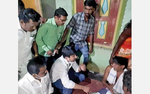 மாணவர் விக்னேஷின் தந்தையிடம் திமுக சார்பில் ரூ.5 லட்சத்தை நேற்று வழங்கிய அக்கட்சியின் இளைஞரணி செயலாளர் உதயநிதி ஸ்டாலின்.