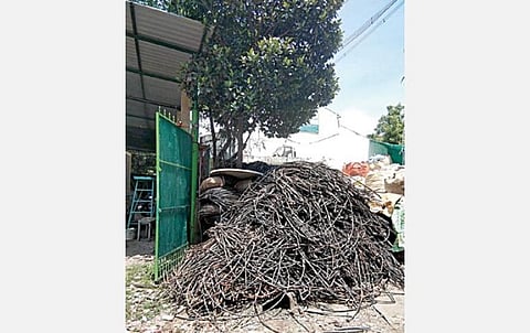 நவீன வேளாண்மையின் பயன்பாட்டை உணராமல் பழைய பொருட்கள் கடையில் வீசப்படும் நுண்ணீர் பாசனக் குழாய்கள்