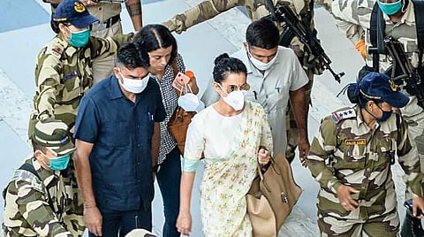 உத்தவ் தாக்கரேவுக்கு எதிராக வீடியோ: கங்கணாவின் மீது காவல் நிலையங்களில் குவியும் புகார்கள்