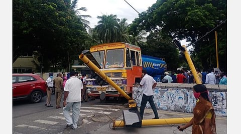 பட்டினப்பாக்கத்தில் கட்டுப்பாட்டை இழந்த தண்ணீர் லாரி மோதல்: தாத்தா, பாட்டியுடன் வந்த 4 வயது சிறுவன் பலி: 3 பேர் படுகாயம்