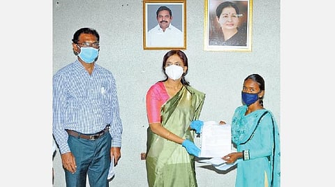 மனநலம் பாதிக்கப்பட்ட தாயுடன் காட்டில் குடிசையில் வசித்து வரும் மாணவிக்கு அரசு பசுமை வீடு கட்டுவதற்கான ஆணை: புதுக்கோட்டை மாவட்ட ஆட்சியர் வழங்கினார்