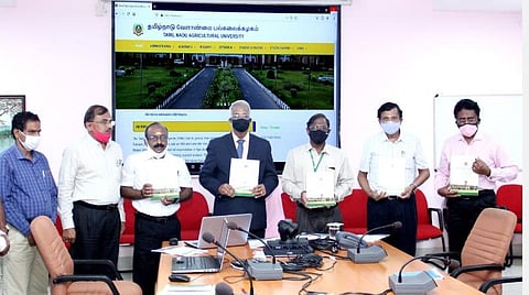 டிப்ளமோ படிப்புக்கான இணையவழி விண்ணப்பப் பதிவைத் தொடங்கி வைத்த துணைவேந்தர் என்.குமார். அருகில் டீன் எம்.கல்யாணசுந்தரம் உள்ளிட்டோர்.