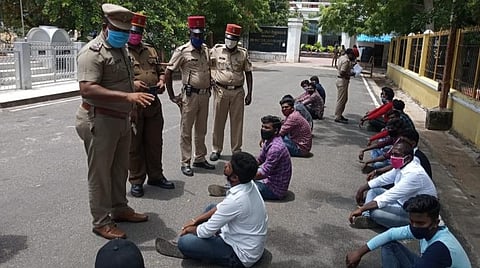 காரைக்கால் மாவட்ட ஆட்சியர் அலுவலகம் முன்பு அமர்ந்து ஆர்ப்பாட்டத்தில் ஈடுபட்ட கல்லூரி மாணவர்கள்