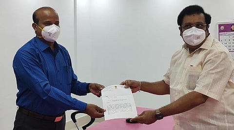 வேலூர் மாவட்ட ஆட்சியர் சண்முகசுந்தரத்தை சந்தித்து மனு அளித்த வேலூர் தொகுதி திமுக எம்.பி. கதிர்ஆனந்த்.