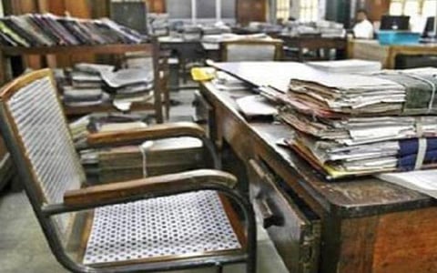 ஆளும்கட்சியினர் தலையீட்டால் ஊராட்சி செயலர்கள் இடமாறுதலில் குளறுபடி: ஊரக வளர்ச்சித்துறையினர் போராட்டம் நடத்த முடிவு