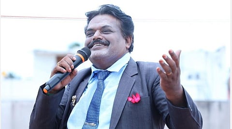 108 பிரபலங்களின் குரலில் பாடி அசத்தும் கலால் வரித்துறை கண்காணிப்பாளர்!