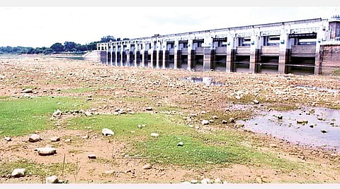 கிருஷ்ணா நீர் மற்றும் நீர்ப்பிடிப்பு பகுதிகளில் இருந்து மழைநீர் வரத்து இல்லாததால் பூண்டி ஏரி வறண்டு காணப்படுகிறது.