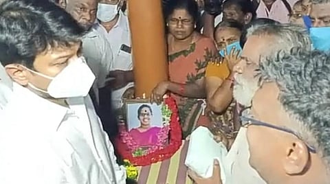 மதுரை மாணவி ஜோதி ஸ்ரீதுர்கா குடும்பத்துக்கு உதயநிதி ஸ்டாலின் நேரில் ஆறுதல்: திமுக சார்பில் ரூ.5 லட்சம் நிதியுதவி