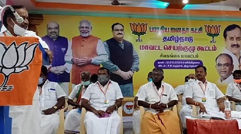 திருப்புவனத்தில் நடந்த பாஜக செயற்குழுக் கூட்டத்தில் தேசியச் செயலாளர் ஹெச்.ராஜா பேசினார்.
