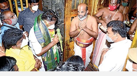 ஸ்ரீவில்லிபுத்தூர் ஆண்டாள் கோயிலுக்கு வந்த துணை முதல்வர் ஓ.பன்னீர்செல்வத்துக்கு பூர்ணகும்ப மரியாதையுடன் வரவேற்பு அளிக்கப்பட்டது.