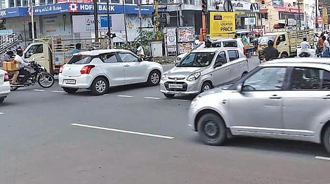 ஆவாரம்பாளையம் சாலை ‘பிபிஎல் கார்னர்’ சந்திப்பில் மேம்பாலத்தின் கீழ் பகுதியில், போக்குவரத்து போலீஸார் இல்லாததால், தாறுமாறாக செல்லும் வாகனங்கள். படம் : ஜெ.மனோகரன்