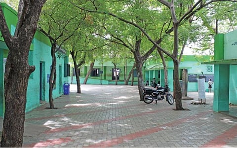 மதுரை கிழக்கு ஊராட்சி ஒன்றியத் தொடக்கப் பள்ளி வளாகம்.