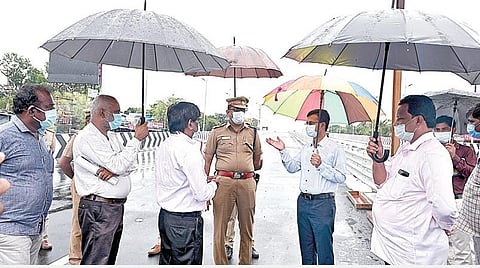 சென்னை பல்லாவரம் மற்றும் தாம்பரத்தையடுத்த வண்டலூர் பாலங்களை செப்.17-ம் தேதி முதல்வர் பழனிசாமி திறந்து வைக்கிறார். இதையொட்டி, செங்கல்பட்டு மாவட்ட ஆட்சியர் ஜான் லூயிஸ், எஸ்பி. கண்ணன் உள்ளிட்டோர் வண்டலூர் பாலத்தை நேற்று ஆய்வு செய்தனர்.படம்: எம்.முத்துகணேஷ்