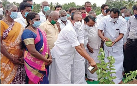 ஈரோடு மாவட்டம் கோபி அருகே உள்ள அய்யம்பாளையம் அரசு மேல்நிலைப் பள்ளியில் நடந்த புதிய கட்டிடத்துக்கான பூமி பூஜை விழாவில், அமைச்சர்கள் கே.ஏ.செங்கோட்டையன், கே.சி.கருப்பணனுடன், முன்னாள் திமுக அமைச்சர் என்.கே.கே.பி.ராஜாவும் பங்கேற்றார்