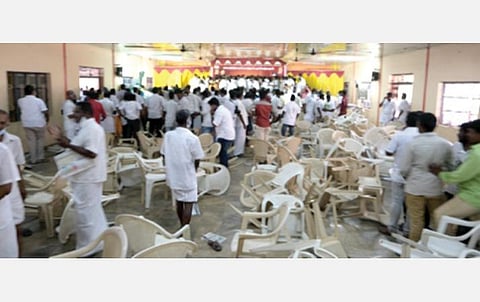 அதிமுக ஆலோசனைக் கூட்டத்தில் ரகளை: அமைச்சர் வளர்மதி உள்ளிட்டோரை தாக்க முயற்சி திருச்சியில் பரபரப்பு