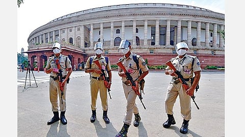 நாடாளுமன்ற மழைக்கால கூட்டத்தொடர் இன்று கூடுகிறது. கரோனா வைரஸ் பரவலைத் தடுக்க பல்வேறு முன்னெச்சரிக்கை நடவடிக்கைகள் மேற்கொள்ளப்பட்டுள்ளன. நாடாளுமன்ற வளாகத்தில் பாதுகாப்புப் படையினர் நேற்று முகக்கவசம் அணிந்தபடி ரோந்து பணியில் ஈடுபட்டனர்.படம்: பிடிஐ