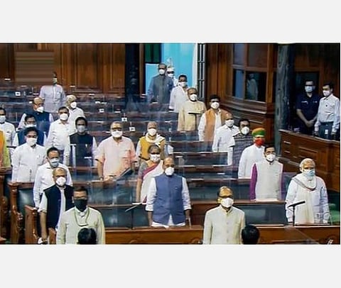 முகக்கவசங்கள், பிளாஸ்டிக் ஷீல்டுகள், சமூக இடைவெளி: பெருந்தொற்றுக் காலத்தில் நாடாளுமன்ற உறுப்பினர்கள் வருகை