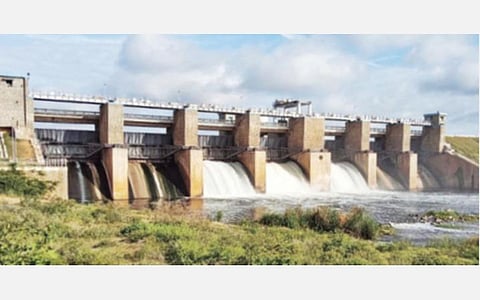 கிருஷ்ணகிரி மாவட்டம் ஓசூர் கெலவரப்பள்ளி அணையில் இருந்து விநாடிக்கு 1208 கனஅடி தண்ணீர் திறக்கப்பட்டுள்ளது. அணையில் 3 மதகுகள் வழியே தண்ணீர் சீறிப்பாய்ந்து வெளியேறியது.