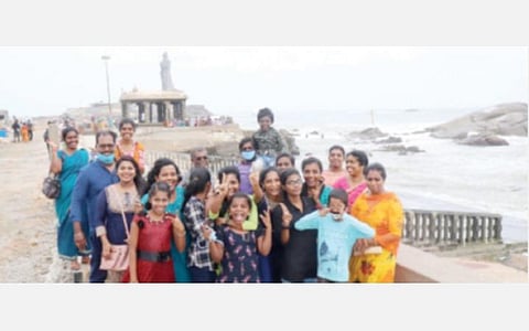 கன்னியாகுமரி முக்கடல் சங்கமம் பகுதியில் உற்சாகத்தை வெளிப்படுத்திய சுற்றுலா பயணிகள்.
