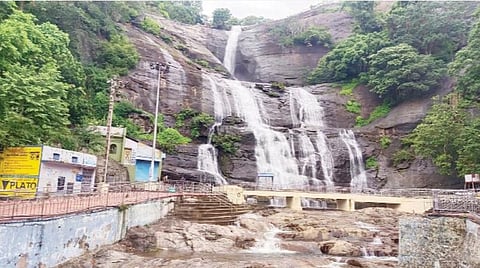 தொடர் சாரல் மழையால் குற்றாலம் பிரதான அருவியில் நேற்று நீர் வரத்து அதிகரித்தது.