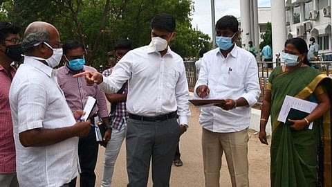 தூத்துக்குடி மாவட்ட ஆட்சியர் அலுவலகம் முன்பு, தமிழக முதல்வர் வருகைக்காக செய்ய வேண்டிய வசதிகள் குறித்து மாவட்ட ஆட்சியர் சந்தீப் நந்தூரி நேரில் ஆய்வு செய்தார். படம்: என்.ராஜேஷ்