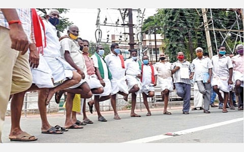 விலங்குகளால் பயிர்களுக்கு ஏற்படும் பாதிப்புகளை தடுக்கக் கோரி ஒற்றைக்காலில் நின்று விவசாயிகள் போராட்டம்